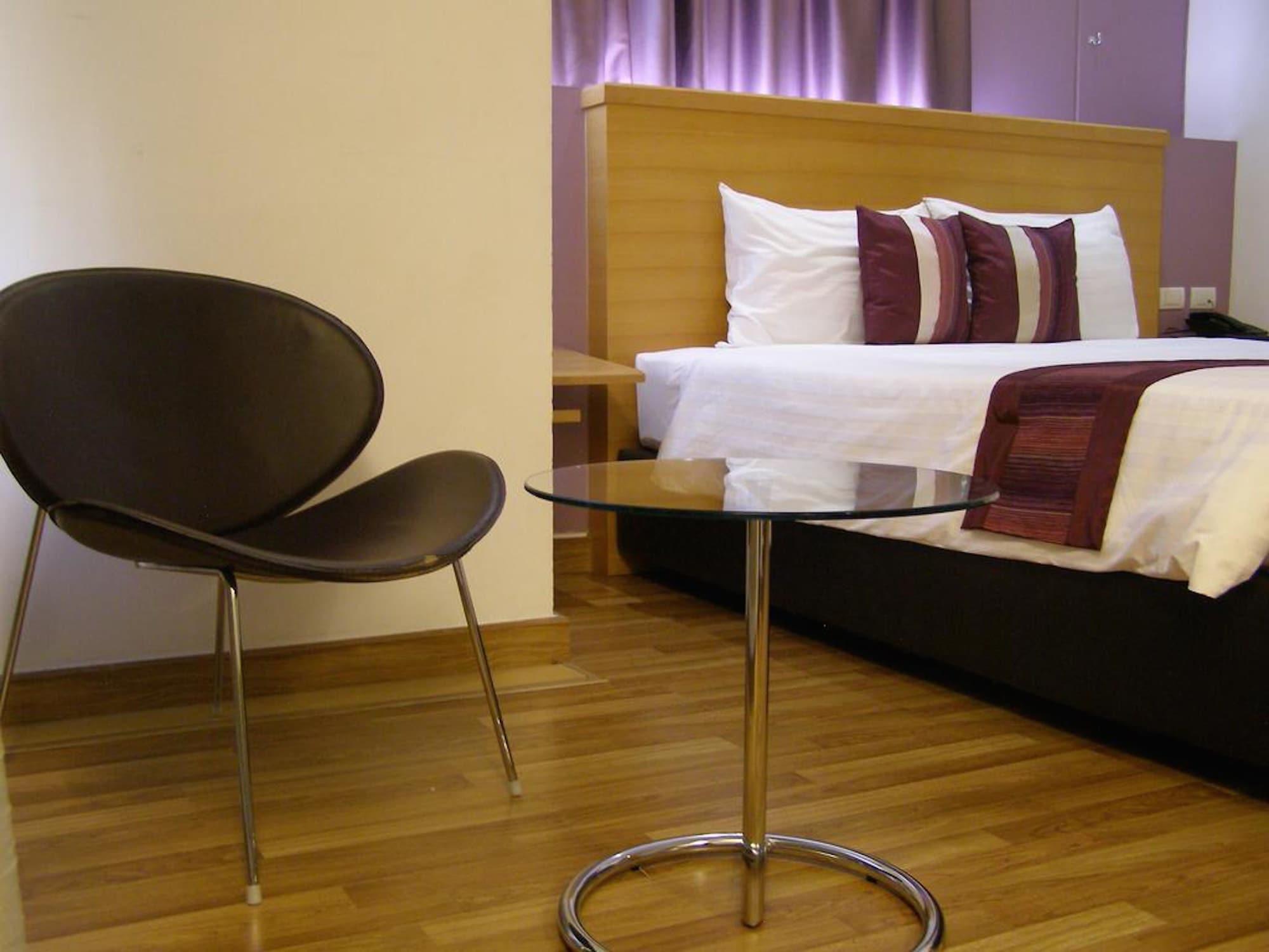 Iyarin @ Tuk Chang Hotel Банкок Екстериор снимка