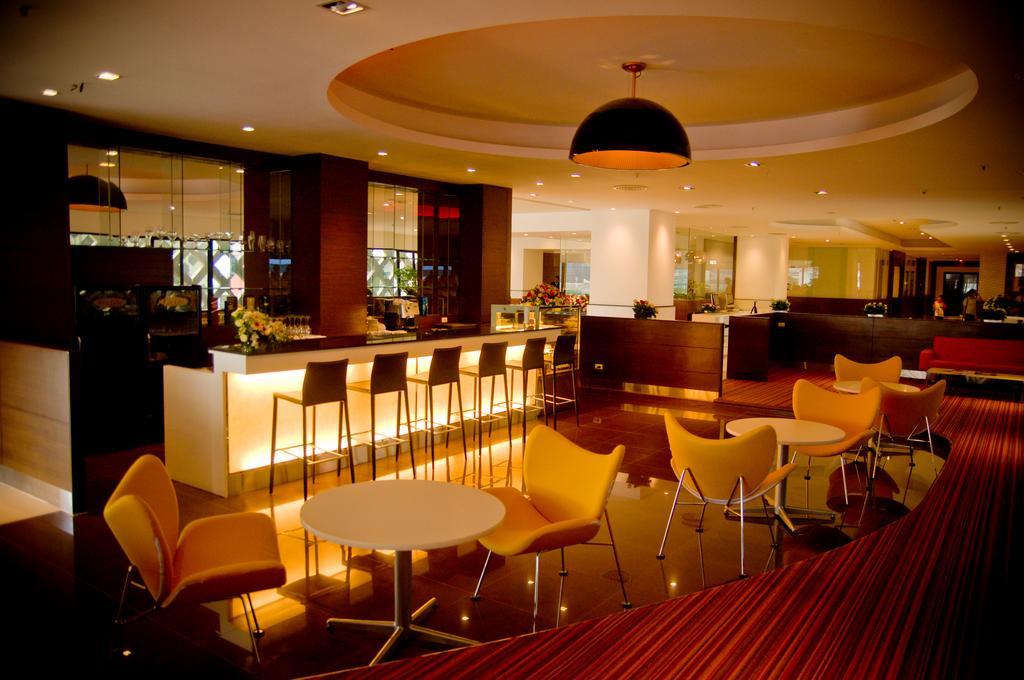 Iyarin @ Tuk Chang Hotel Банкок Екстериор снимка