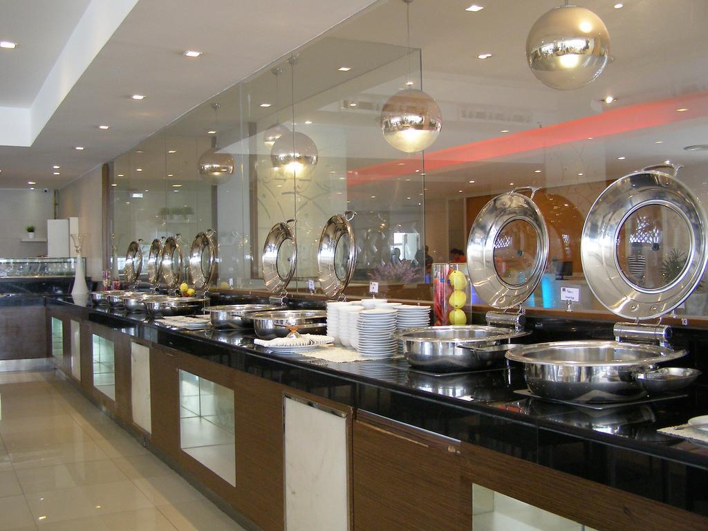 Iyarin @ Tuk Chang Hotel Банкок Екстериор снимка