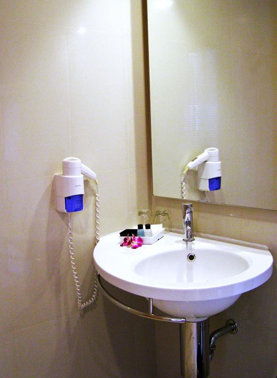 Iyarin @ Tuk Chang Hotel Банкок Екстериор снимка
