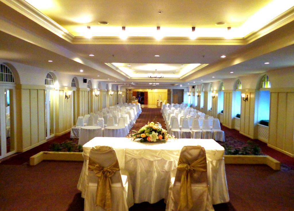 Iyarin @ Tuk Chang Hotel Банкок Екстериор снимка