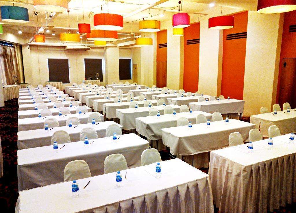 Iyarin @ Tuk Chang Hotel Банкок Екстериор снимка
