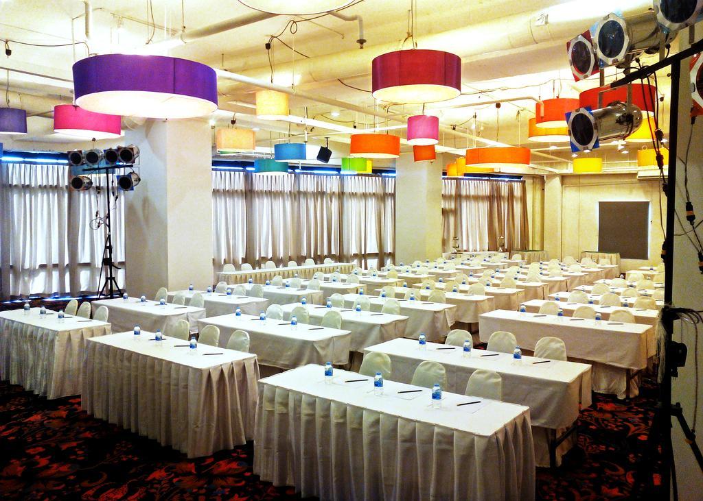 Iyarin @ Tuk Chang Hotel Банкок Екстериор снимка