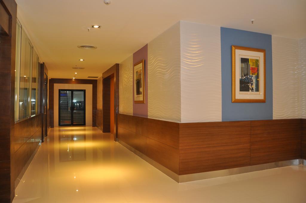 Iyarin @ Tuk Chang Hotel Банкок Екстериор снимка