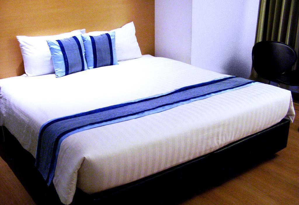 Iyarin @ Tuk Chang Hotel Банкок Екстериор снимка