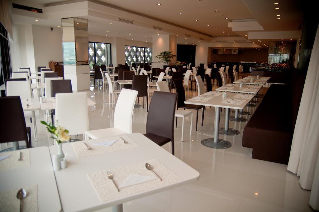 Iyarin @ Tuk Chang Hotel Банкок Екстериор снимка